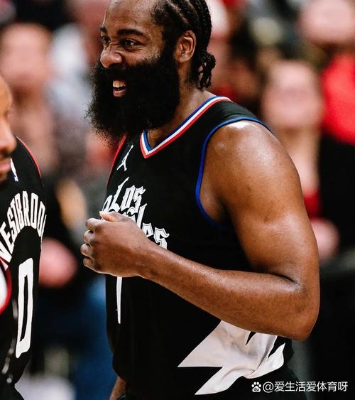 足球西甲榜首易主，冠军形势再变（西甲榜首更迭，冠军悬念再起）