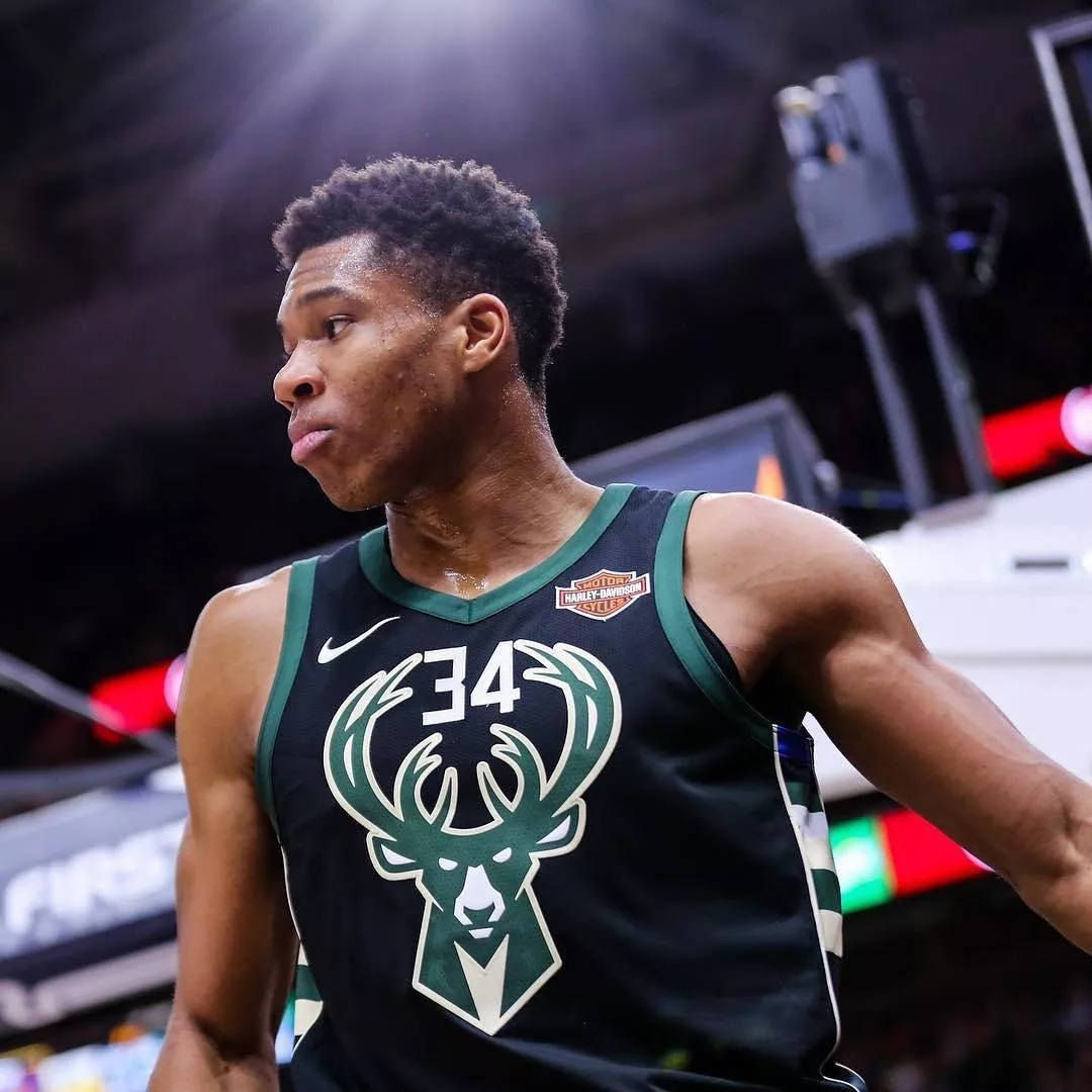 穆帅：我和孔蒂不是朋友，他是顶级教练但我不清楚他的为人（穆帅：和孔蒂算不上朋友，他是顶级主帅，但他的为人我不太了解）