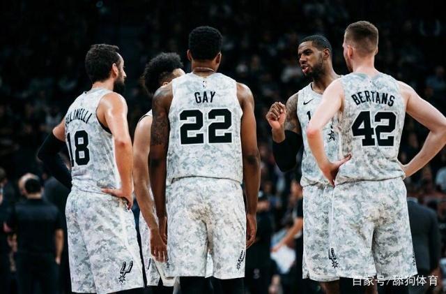 门将看呆：这也能进？（门将当场傻眼：这球也能进？）