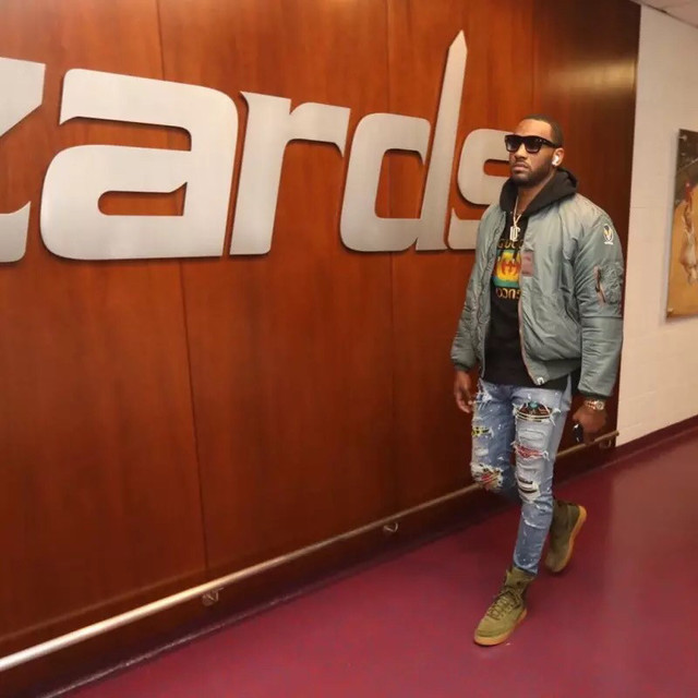 TA：因现代足球重视边路与攻防转换，菱形中场阵型已几乎绝迹（TA：现代足球强调边路与攻防转换，菱形中场几乎退出历史舞台）