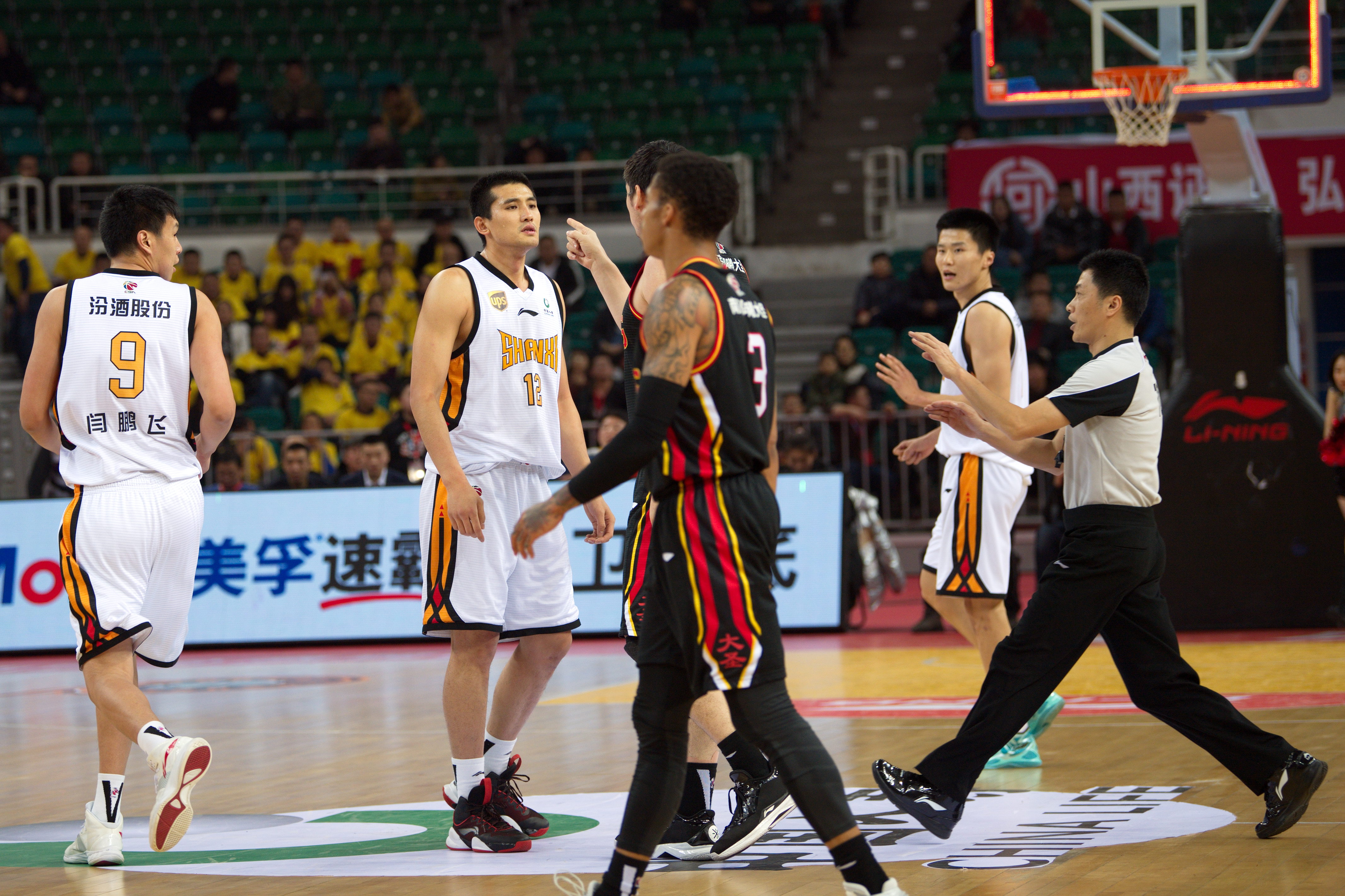 塞斯·库里谈首秀：刚上场时有点紧张，队友非常懂我的打法（塞斯·库里谈首秀：初登场略显紧张，队友很了解我的打法）